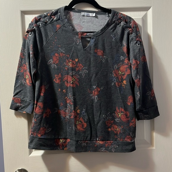 Women's 3/4 Sleeve Winter Shirt Laces Charcoal Grey Red Floral Small-Medium - Picture 1 of 5